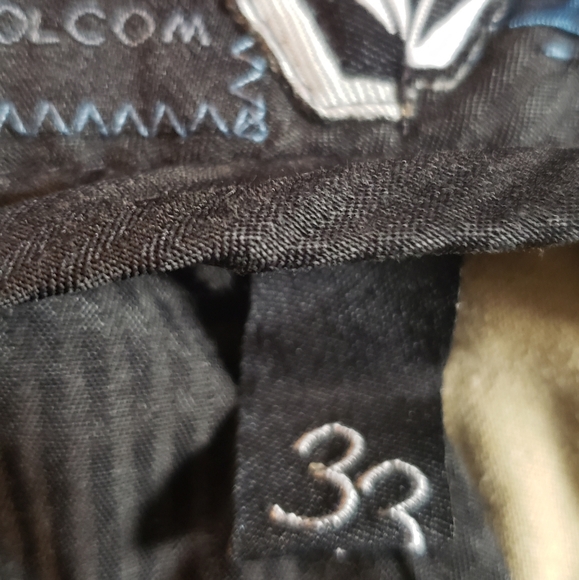 Volcom shorts - Picture 3 of 5